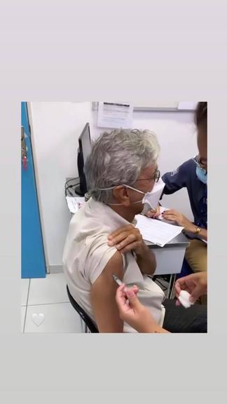 João Vicente de Castro celebra a vacinação de Caetano Veloso