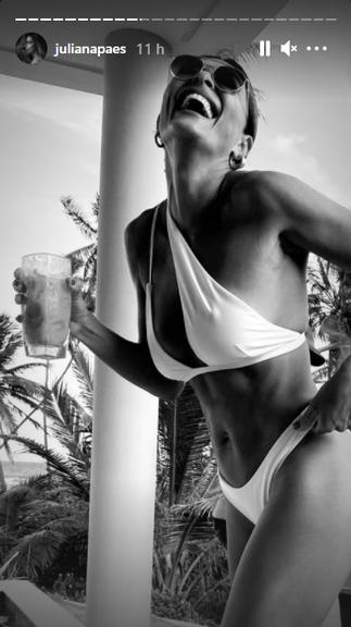 Juliana Paes posa deslumbrante com biquíni cavado 
