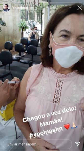 Mãe de Cesar Tralli tomando vacina