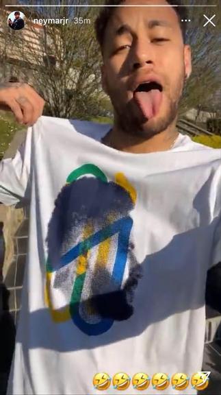 Neymar Jr. surge usando camiseta com seu rosto estampado