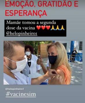 Helô Pinheiro recebe segunda dose da vacina