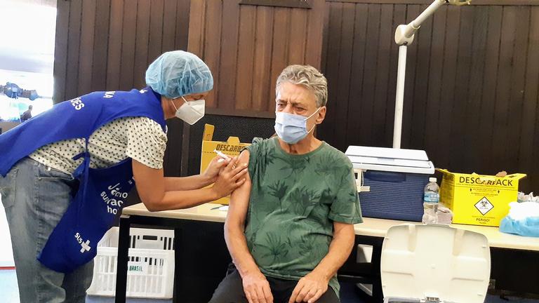 Chico Buarque toma a segunda dose da vacina contra a Covid-19