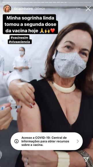 Sogra Ticiane Pinheiro tomando vacina