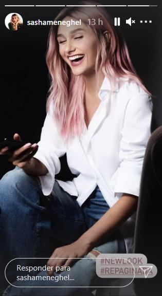 Sasha posa de cabelo rosa