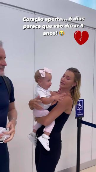 Ana Paula Siebert se despede da filha no aeroporto