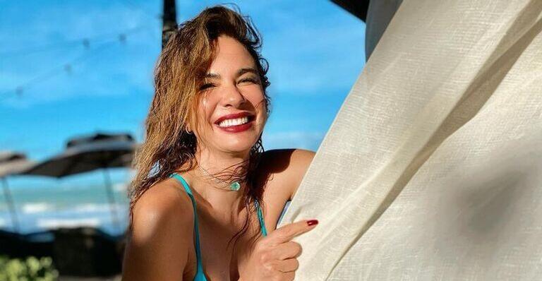 A apresentadora da RedeTV! recordou cliques de sua viagem à Bahia após notícias de que estaria solteira