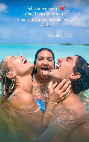 Yasmin Brunet e Gabriel Medina celebram aniversário da irmã do surfista