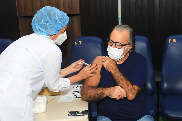 Tony Ramos recebe segunda dose da vacina contra Covid-19