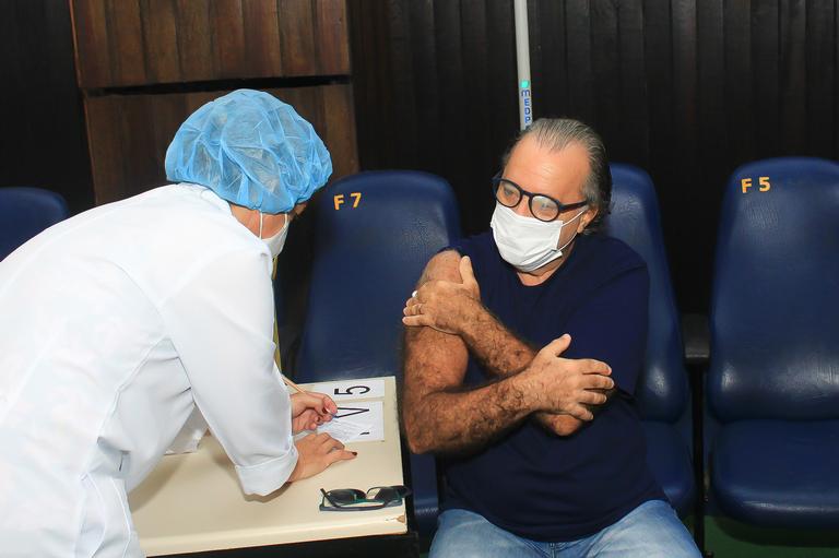 Tony Ramos recebe segunda dose da vacina contra Covid-19