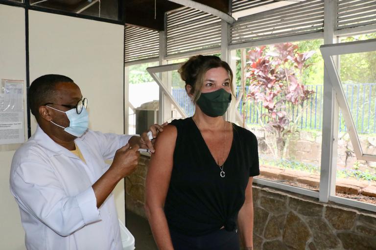 Cristiana Oliveira toma primeira dose da vacina contra Covid-19