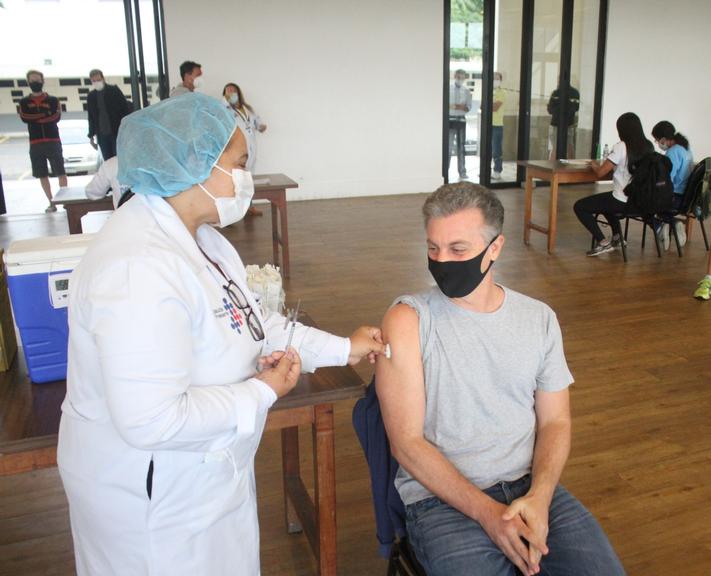 Luciano Huck é vacinado contra Covid-19