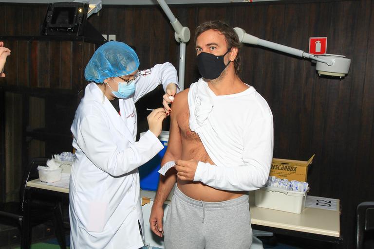 Marcelo Faria toma primeira dose da vacina contra Covid-19