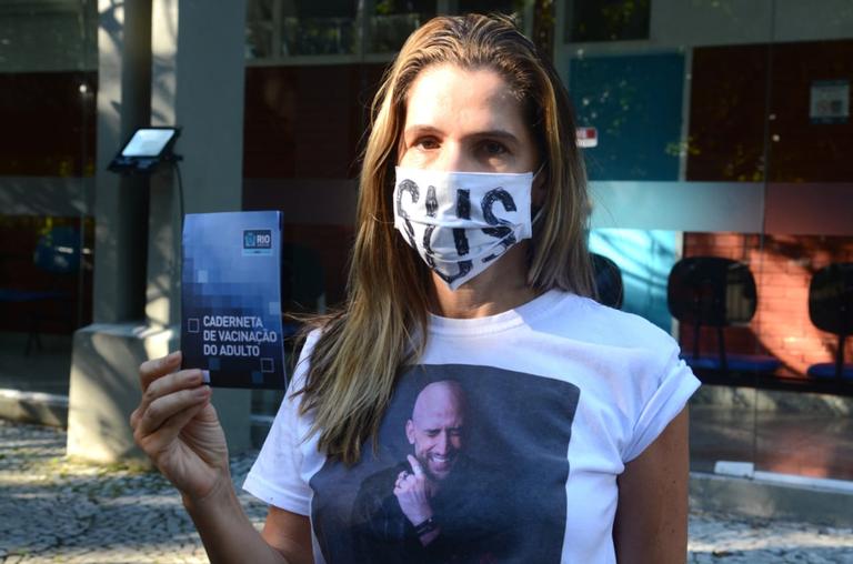 Ingrid Guimarães é vacinada contra Covid-19 no Rio e homenageia Paulo Gustavo