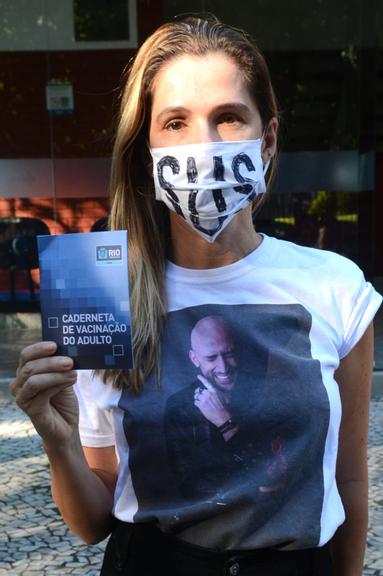 Ingrid Guimarães é vacinada contra Covid-19 no Rio e homenageia Paulo Gustavo