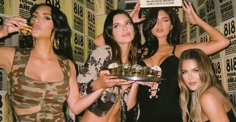 Kim Kardashian arranca elogios dos seguidores ao posar com Khloé, Kendall e Kylie
