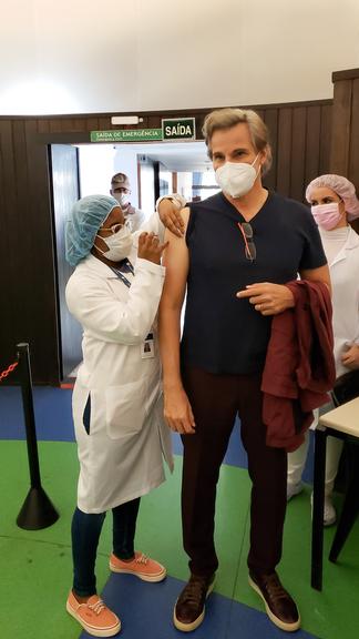 Aos 63 anos, Edson Celulari é vacinado no Rio