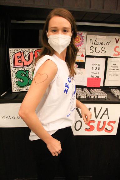 Mariana Ximenes toma vacina contra Covid-19 no Rio