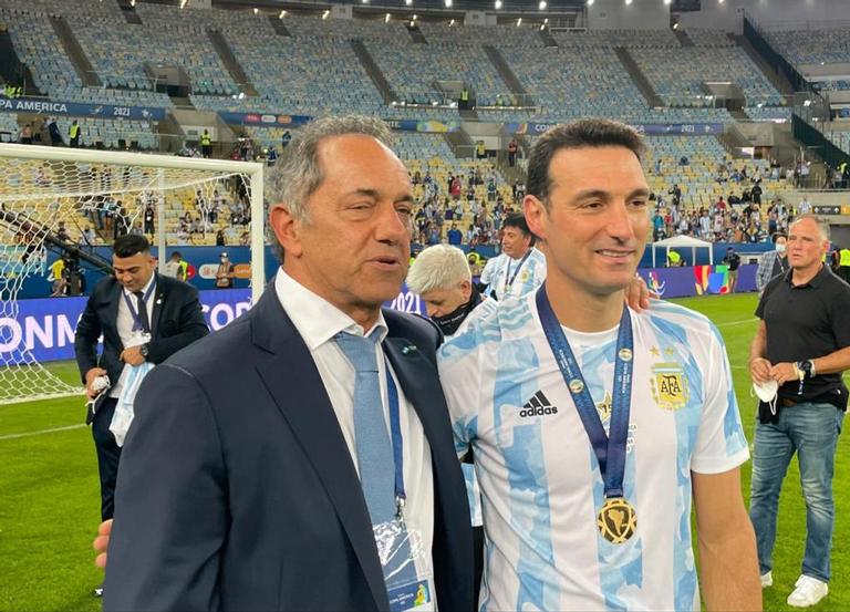 Jogadores da Argentina posam com embaixador da Argentina no Brasil