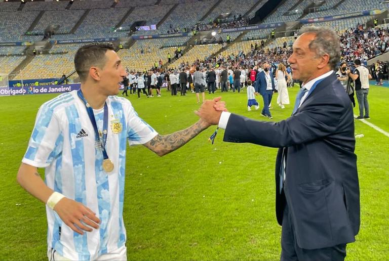 Jogadores da Argentina posam com embaixador da Argentina no Brasil