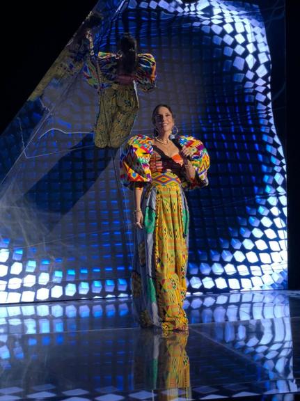 Ivete Sangalo usa look estampado para estreia do Música Boa