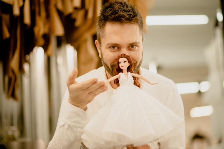Lucas Anderi exibe bastidores da criação dos vestidos da Disney Princess Wedding Collection by Lucas Anderi.