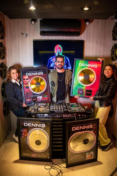 Dennis DJ ganha surpresa emocionante no seu aniversário