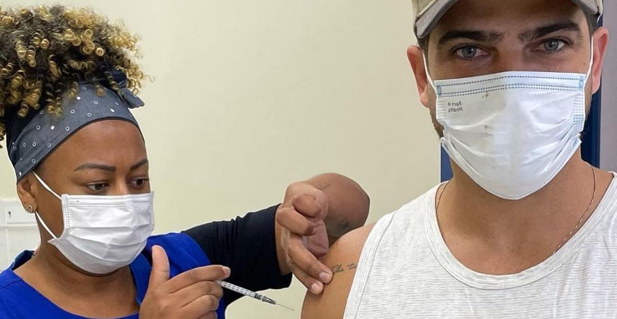Aos 28 anos, o ator Bernardo Mesquita recebeu a primeira dose da vacina contra a covid-19