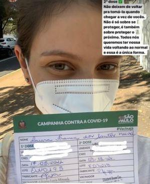 À espera de seu segundo filho, Laura Neiva toma segunda dose da vacina contra covid-19