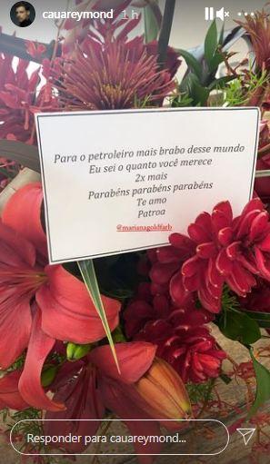 Cauã Reymond ganha buquê de flores da esposa, Mariana Goldfarb