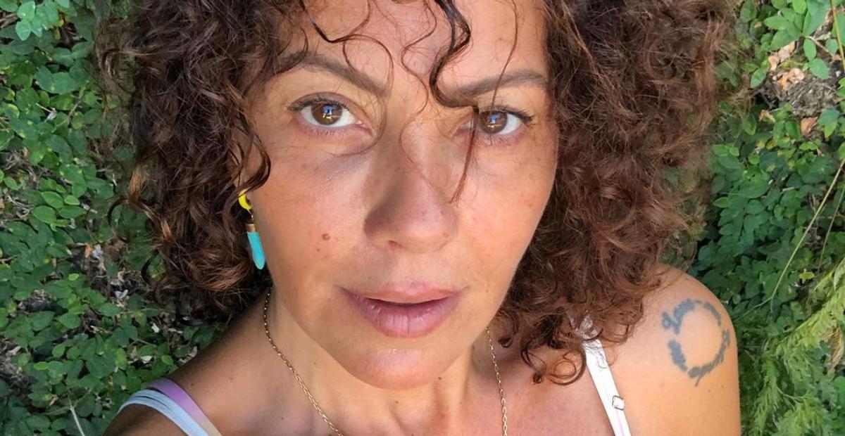 Grávida de gêmeos, Fabiula Nascimento exibe o barrigão na praia: ''Vibrando amor e luz''