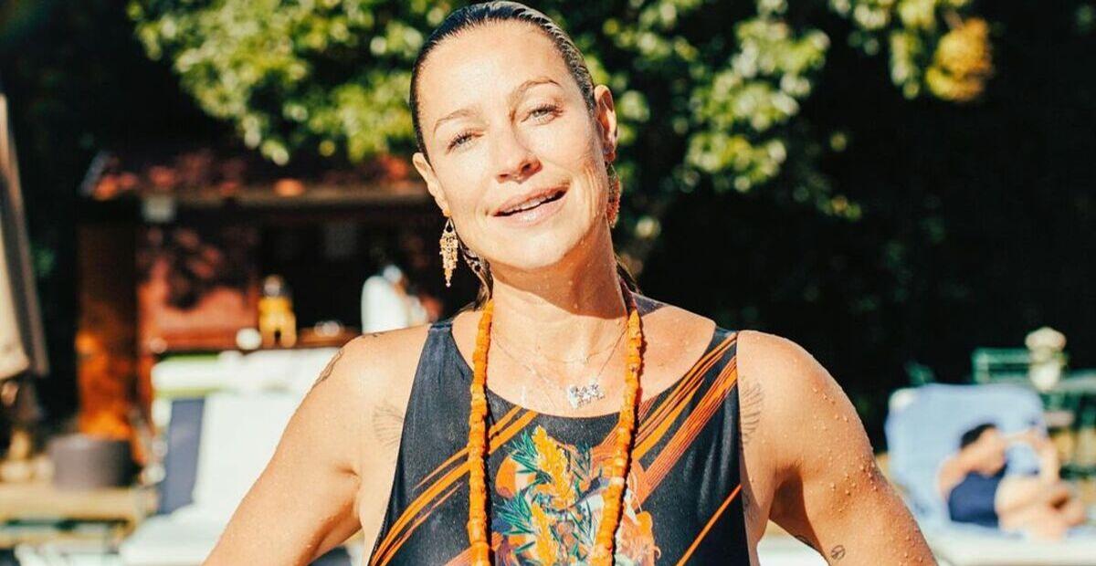 Em Portugal, a famosa fez comemoração especial na piscina para a chegada dos seus 45 anos