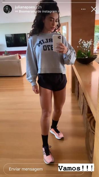 Juliana Paes exibe pernas definidas em foto no espelho