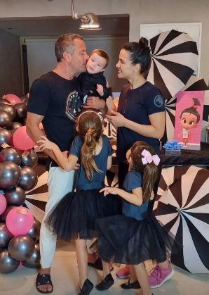 Malvino Salvador e Kyra Gracie fazem festa em casa para os filhos, Ayra e Rayan