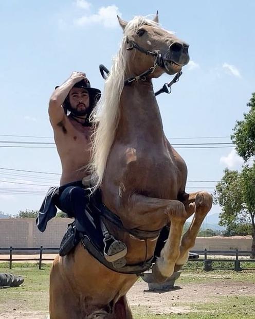 Rafa Vitti andando a cavalo