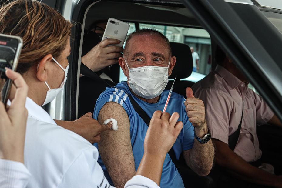 Renato Aragão toma dose de reforço da vacina 