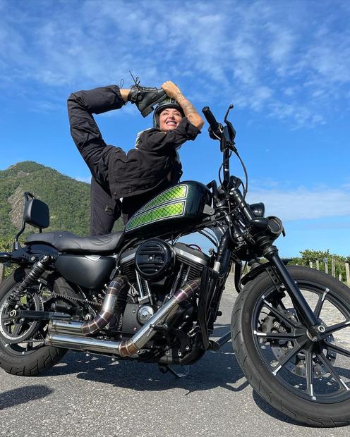 Aline Riscado chama atenção da web faz acrobacias em moto