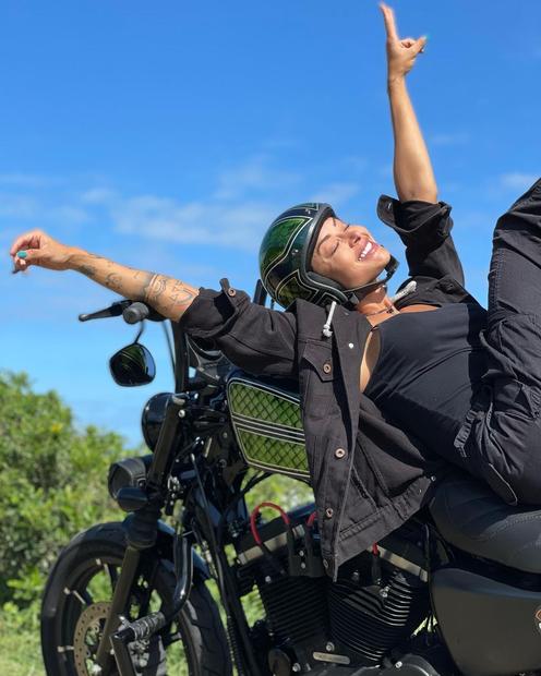 Aline Riscado chama atenção da web faz acrobacias em moto