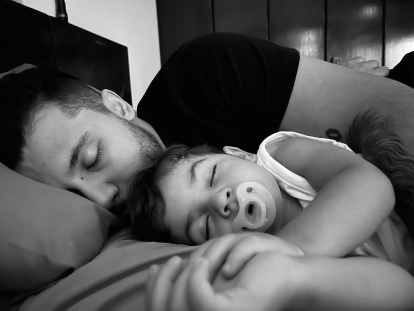 Murilo Huff dormindo com o filho