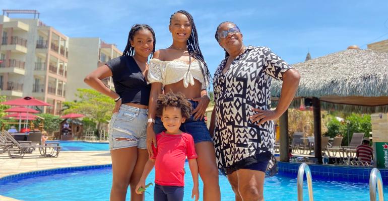 Negra Li curte final de semana com os filhos em Fortaleza