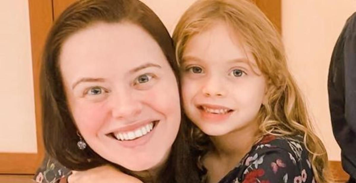 Mari Bridi fez um vídeo especial em homenagem a filha, Aurora, que está completando 7 anos 