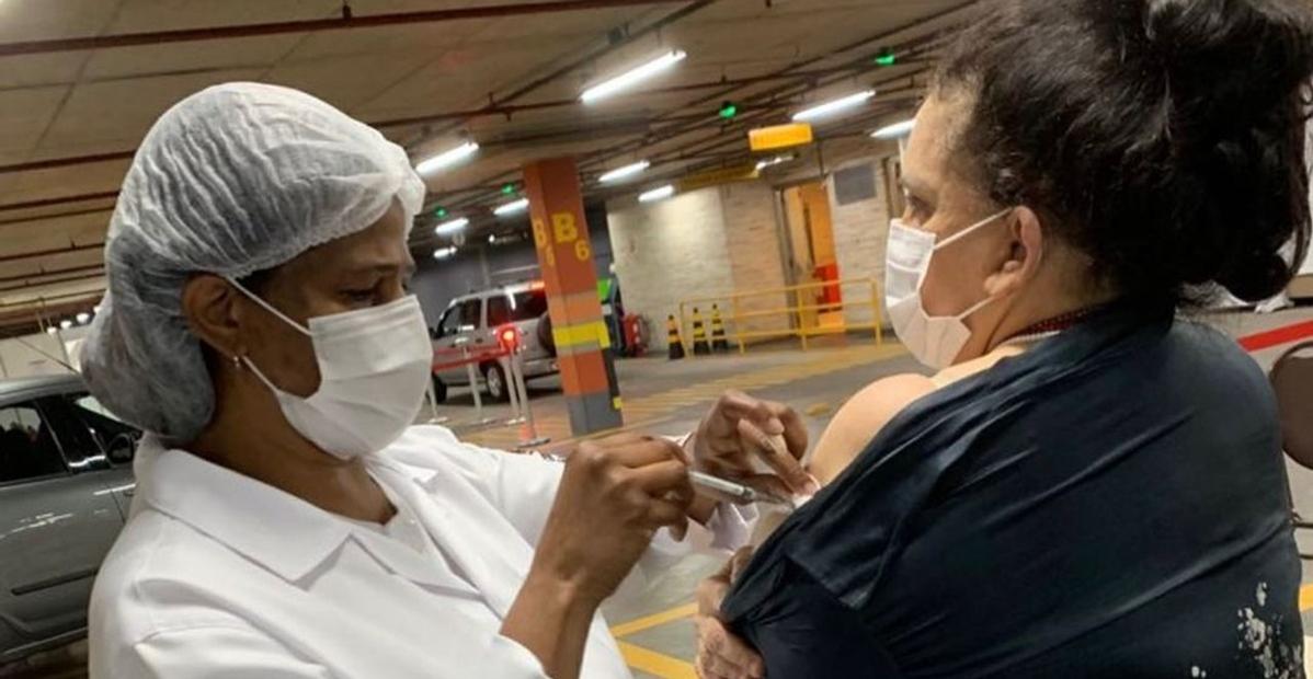 Gal Costa posta foto ao lado da profissional da saúde e faz alerta sobre a importância de se vacinar