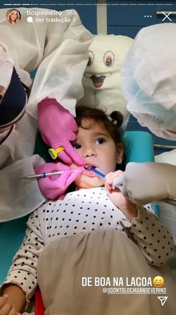 Ticiane Pinheiro mostra Manuella no dentista