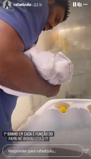 Em casa, Rafael Zulu dá o primeiro banho no filho recém-nascido