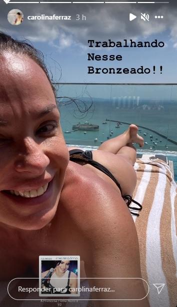 De fio dental, Carolina Ferraz renova o bronze em Salvador