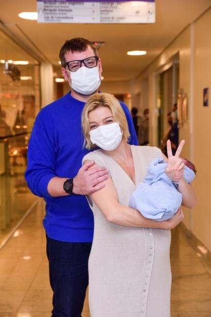 Luiza Possi deixa a maternidade com o filho, Matteo