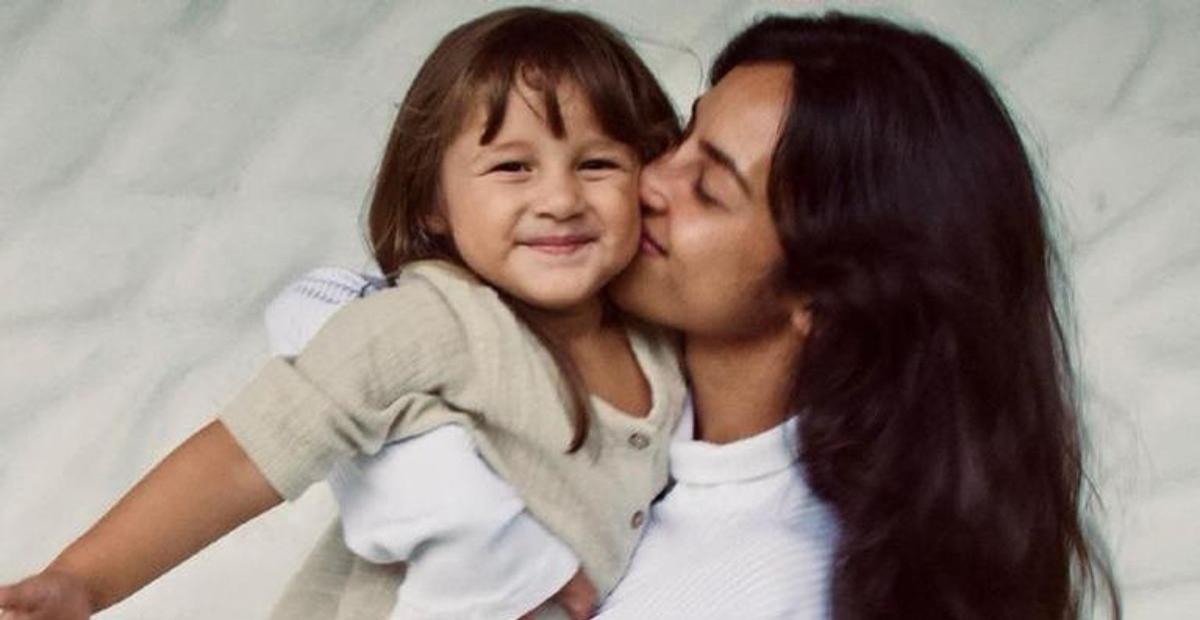 Atriz Yanna Lavigne, que está à espera de sua segunda filha com Bruno Gissoni, postou cliques do parto da primogênita, Madalena