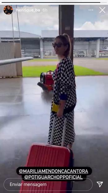 Marília Mendonça antes de entrar no avião