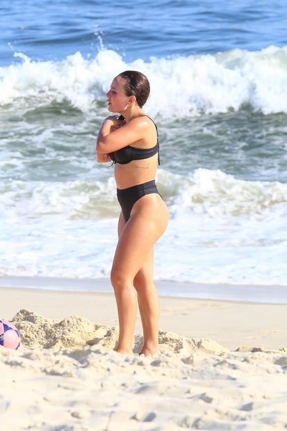 Larissa Manoela curte praia no Rio com a família e amigos