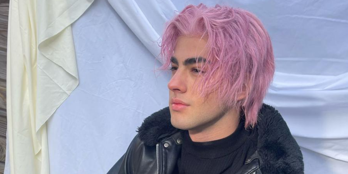 Lucas Pretti surge com cabelo rosa em New York para gravação de clipe