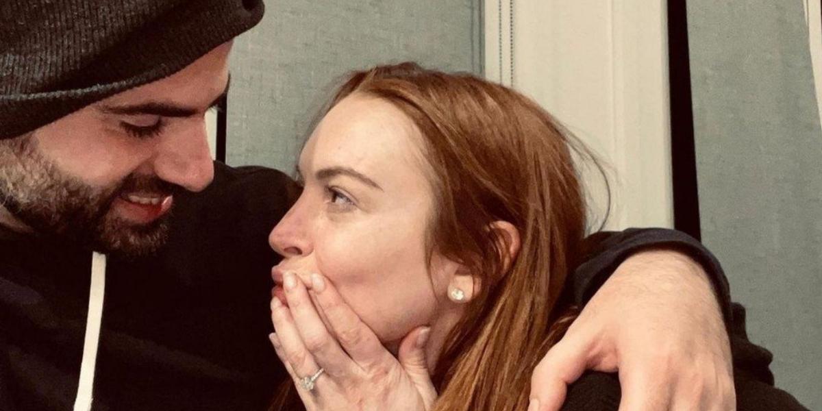 Lindsay Lohan exibe aliança e anuncia noivado com executivo: ''Minha família, meu futuro''